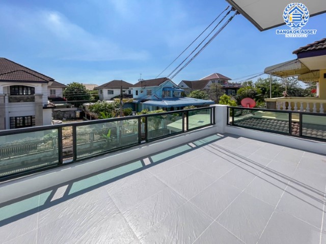 บ้านมือสอง ย่านกรุงเทพฯ ม.ชัยพฤกษ์ บางแวก เนื้อที่ 104.8 ตร.ว. ฟังก์ชัน 5 ห้องนอน 4 ห้องน้ำ จอดรถได้ 2 คัน บนทำเลเดินทางสะดวก เชื่อมต่อหลายเส้นทาง และเดอะมอลล์บางแค ทางด่วน "กาญจนาภิเษก" และรถไฟฟ้า "สถานีภาษีเจริญ"